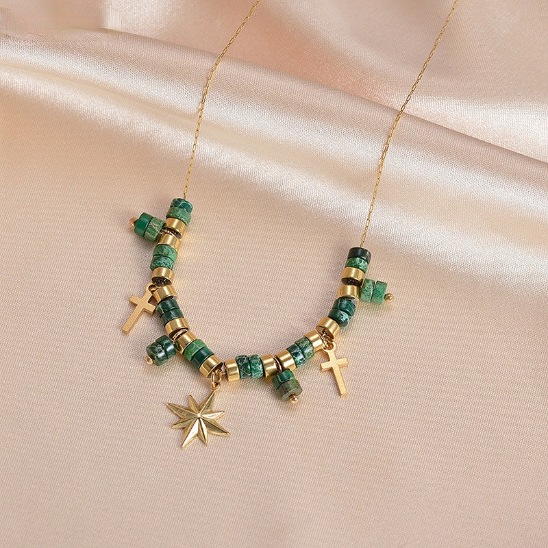 Venta al por mayor de titanio acero verde cuentas ocho Mangxing Cruz sol colgante collar