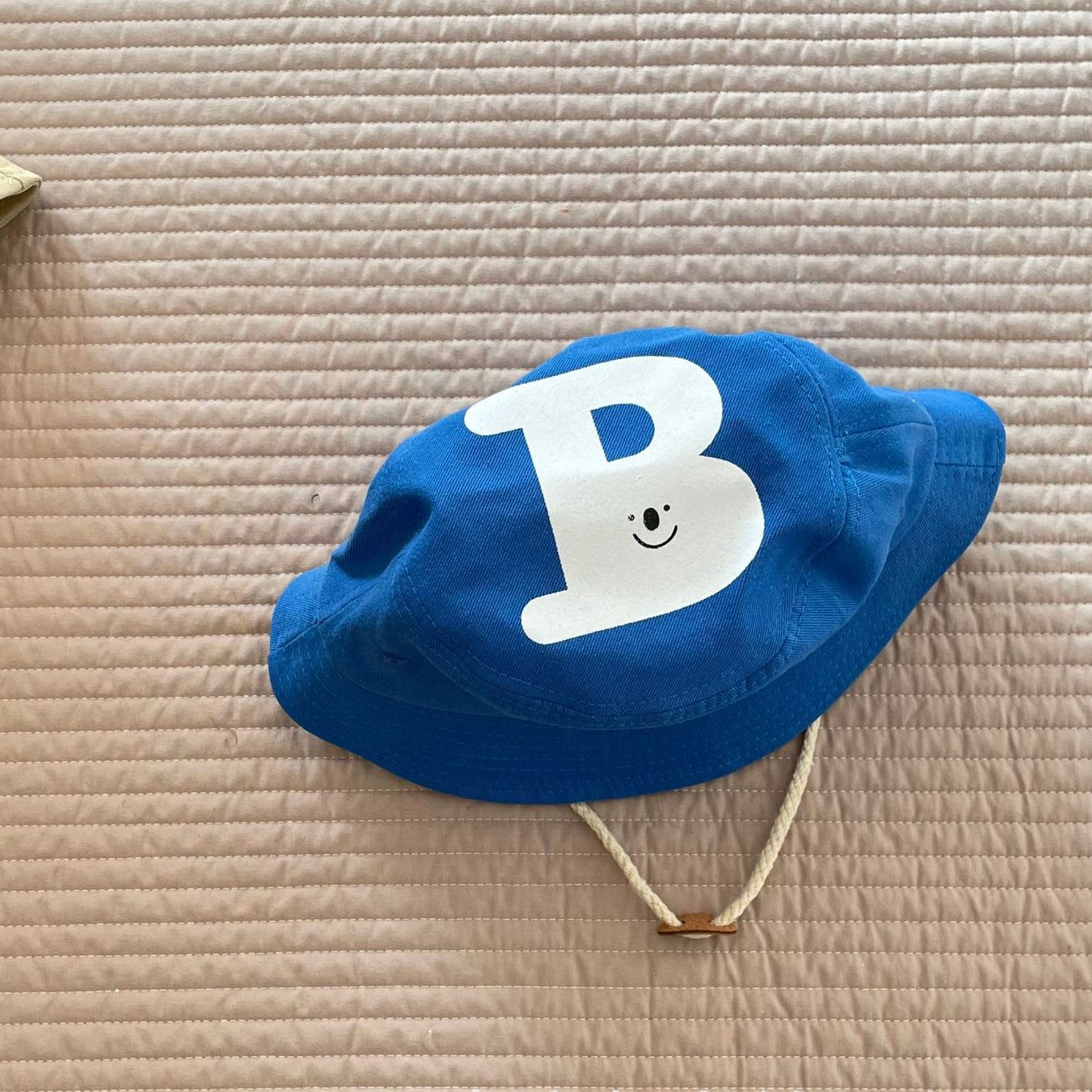 Venta al por mayor algodón niños compensado Big B carta cubo sombrero