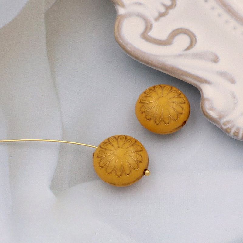 Wholesale of 10PCS Vintage Gold Relief Patterned Plastic Beads