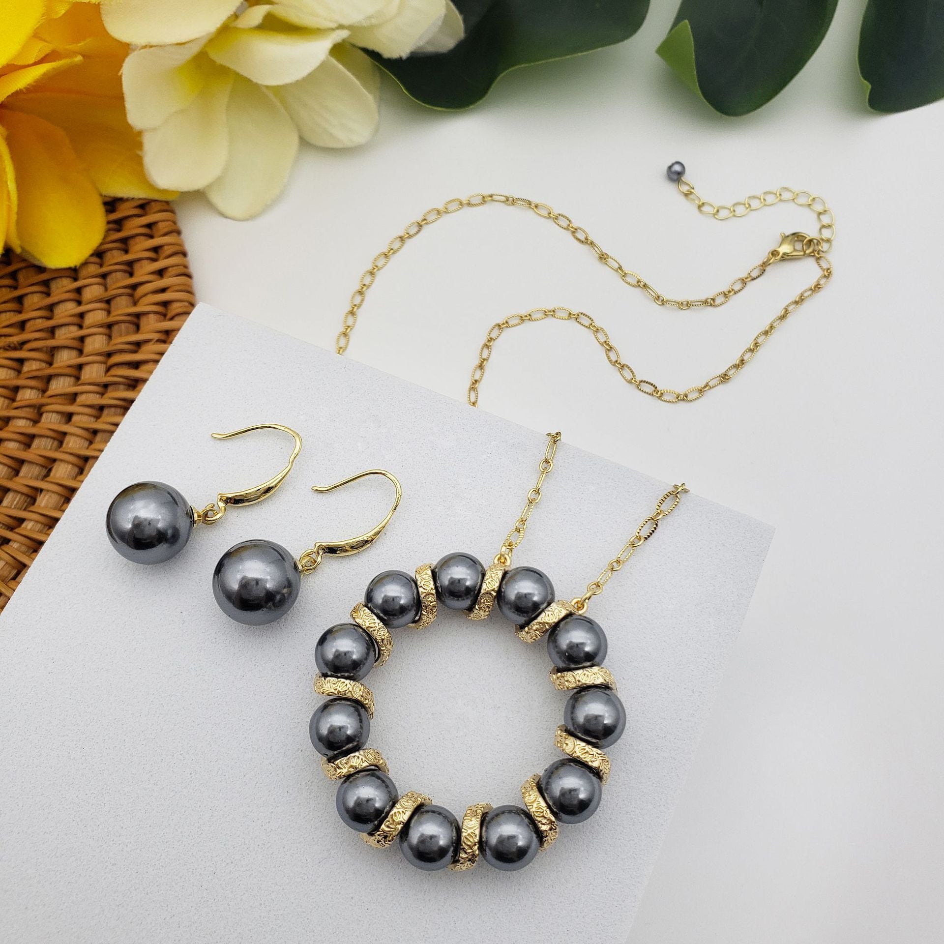 Conjunto de joyería de aretes de cobre con corona de círculo de perlas al por mayor