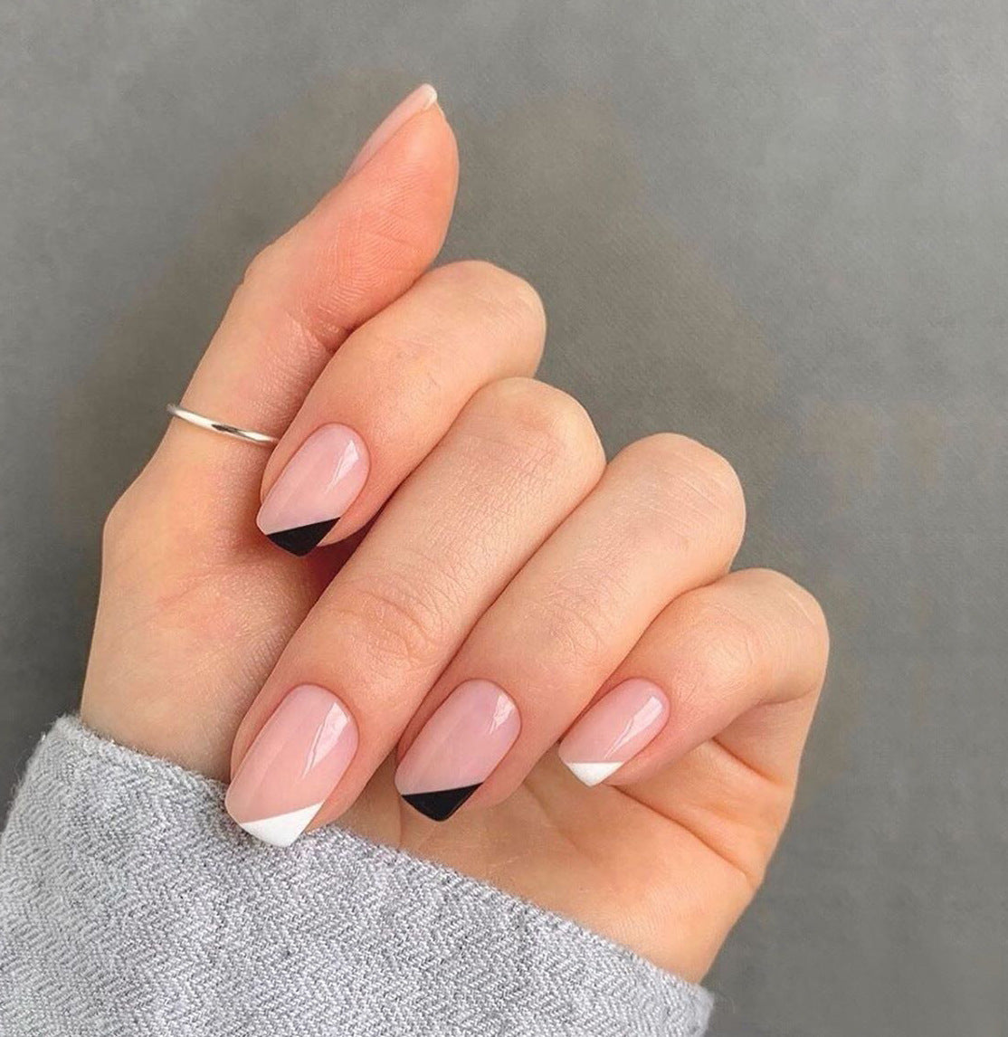 Parches de mejora de uñas francés en blanco y negro de plástico en blanco y negro