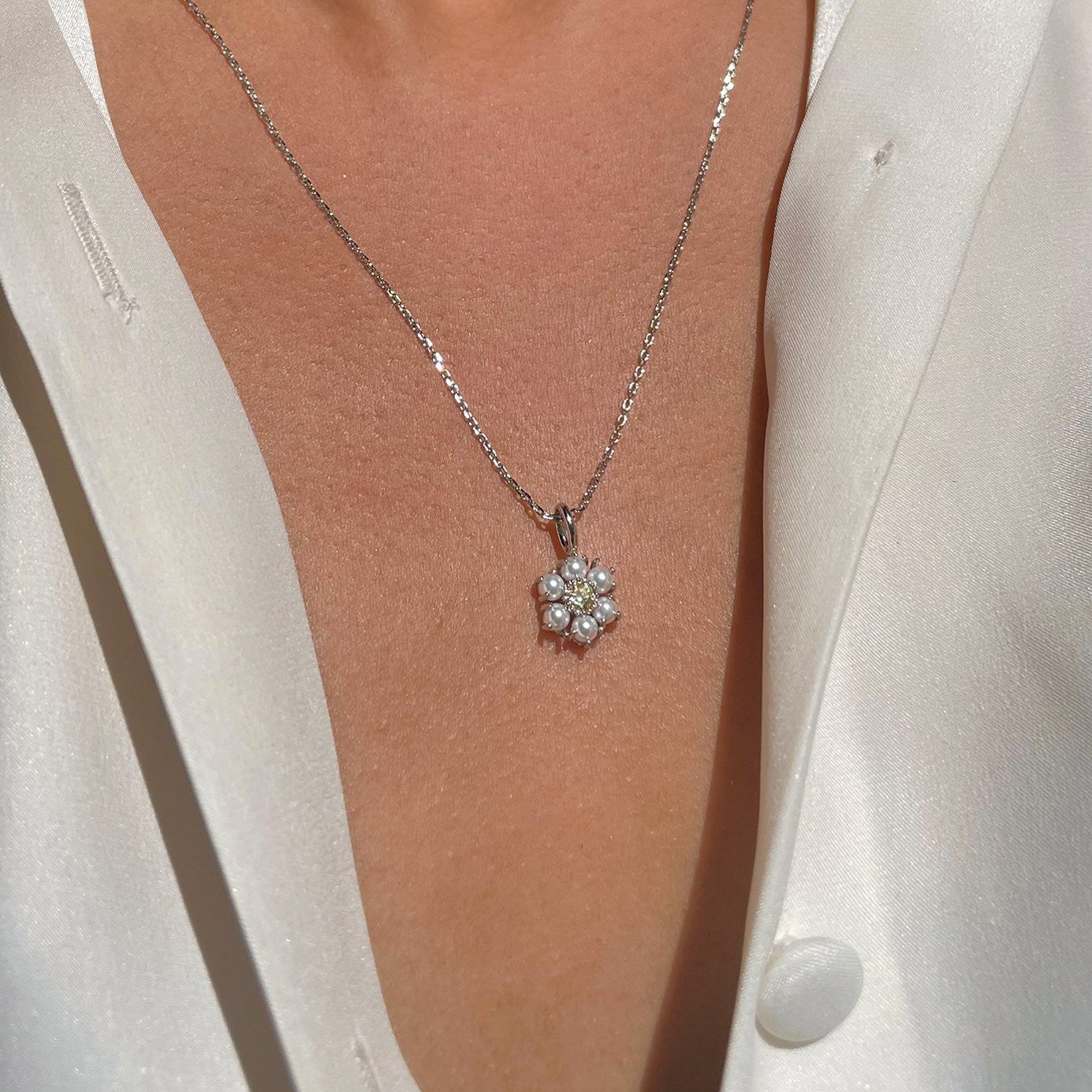 Wholesale White Pearl Flower Copper Necklace