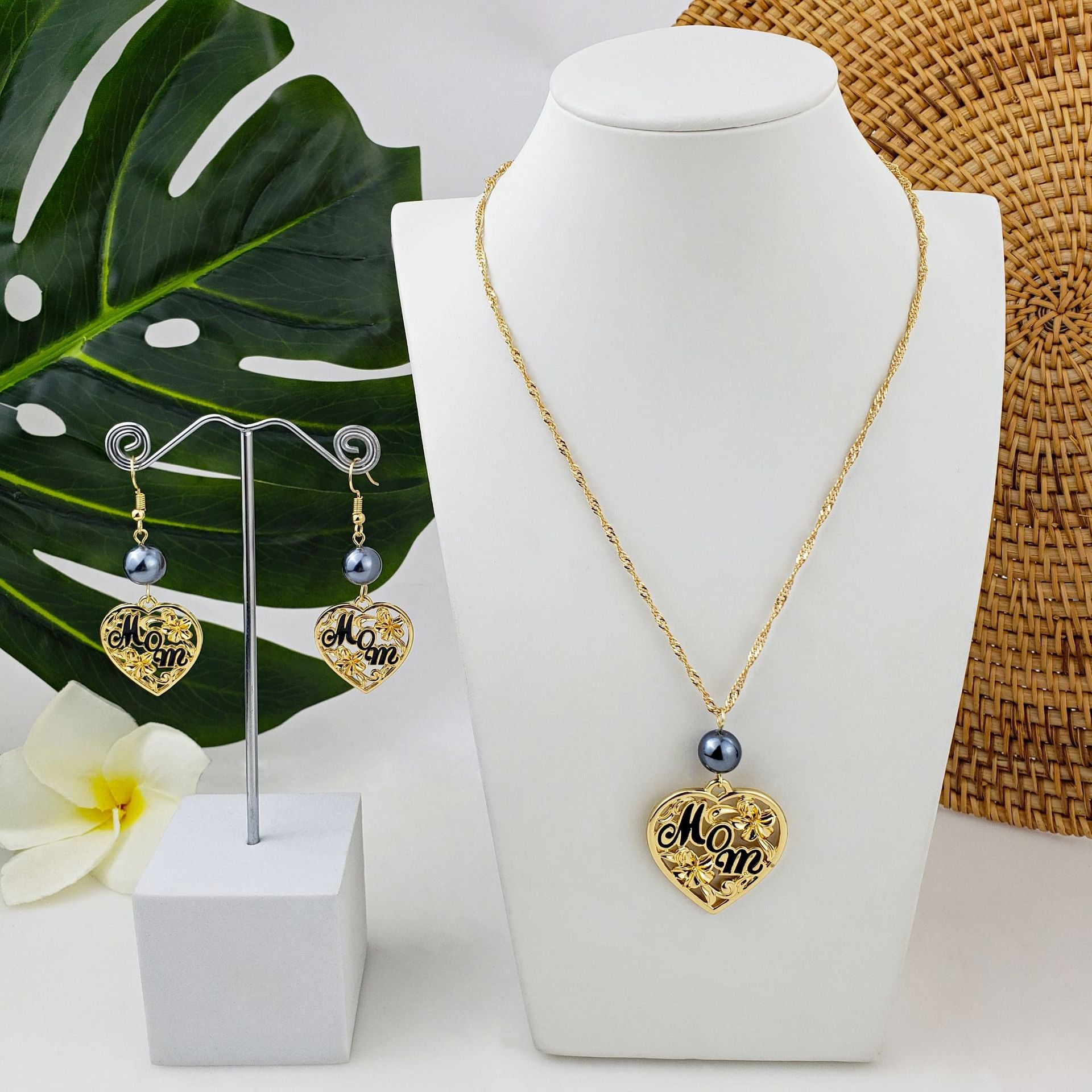 Conjunto de joyería de aretes de aleación hueca de corazón para el día de la madre al por mayor