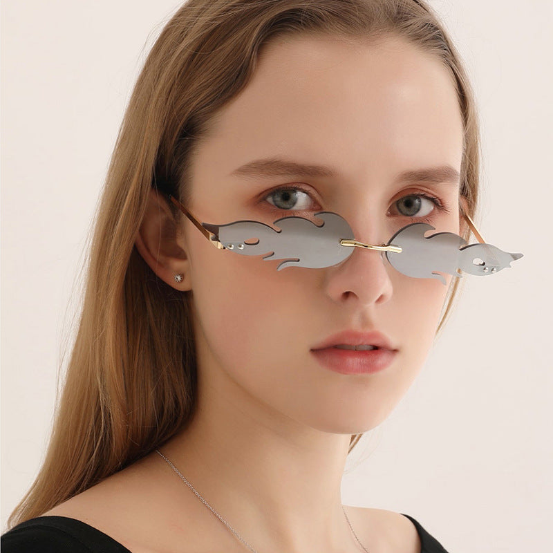 Venta al por mayor de PC llama gafas de sol sin marco en forma de metal para damas