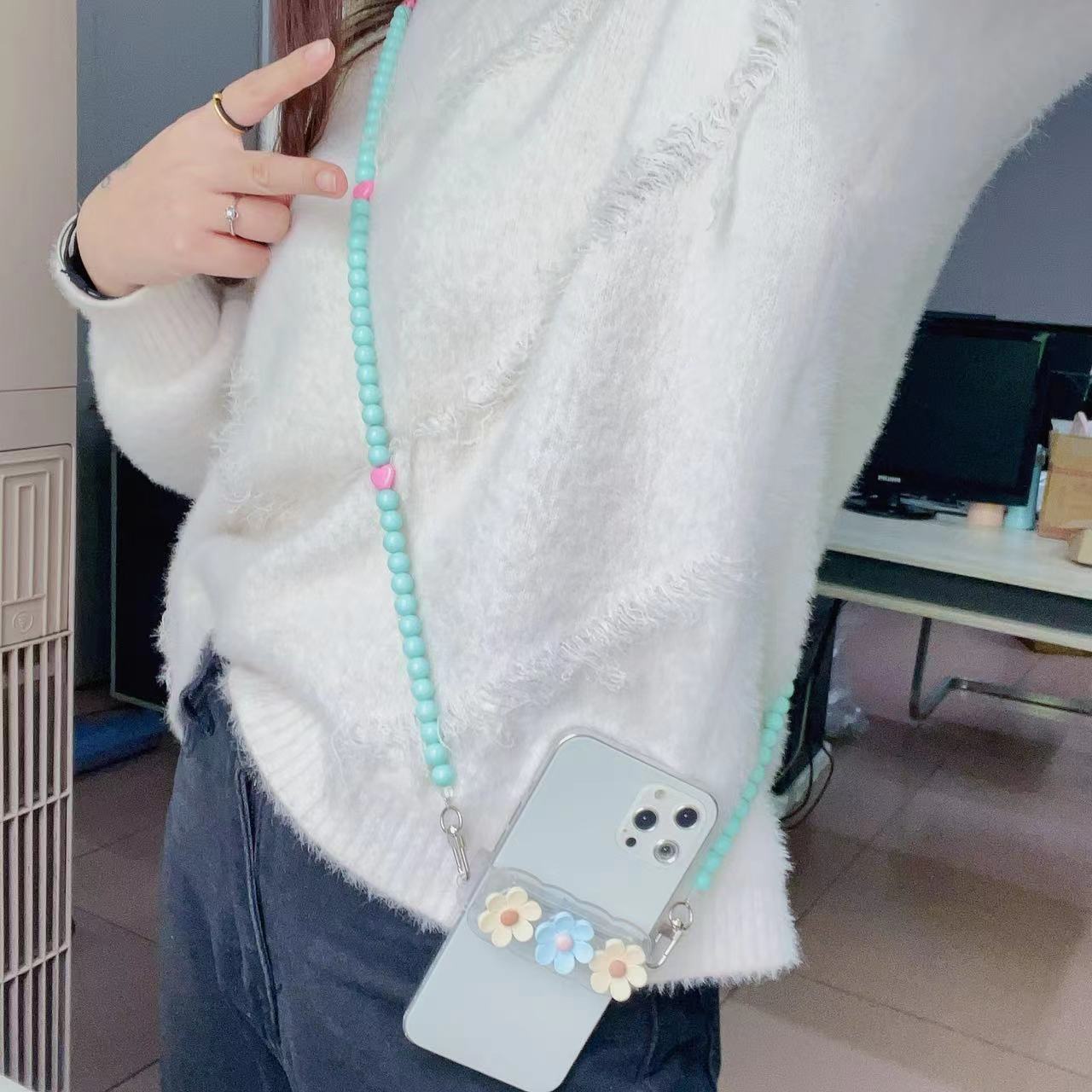 Wholesale Plastic Scallop Flower Back Clip Phone Holder