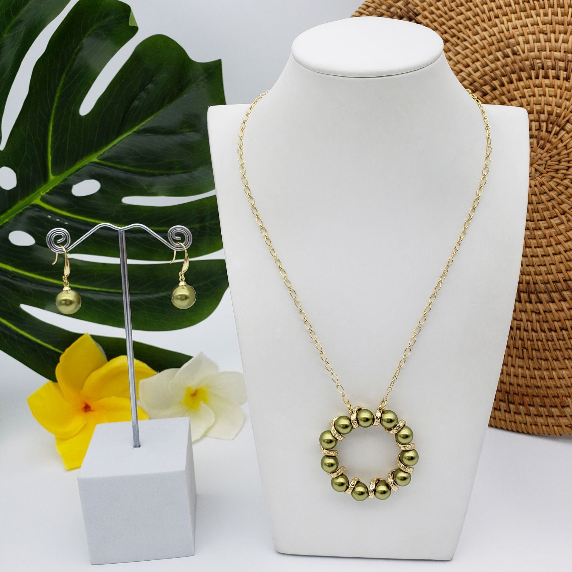 Conjunto de joyería de aretes de cobre con corona de círculo de perlas al por mayor