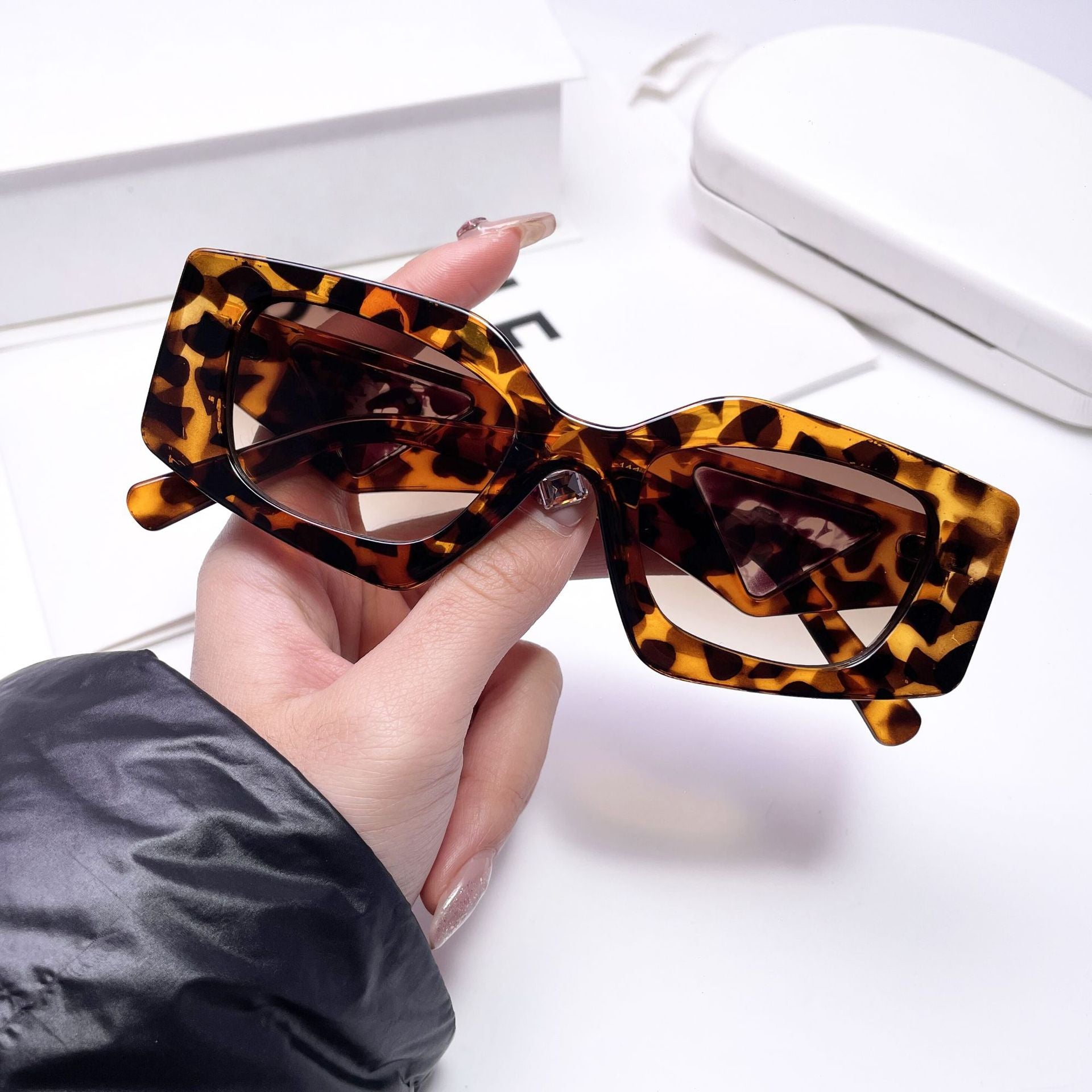 Wholesale PCs Irregular Master Men and Women Same sunglasses