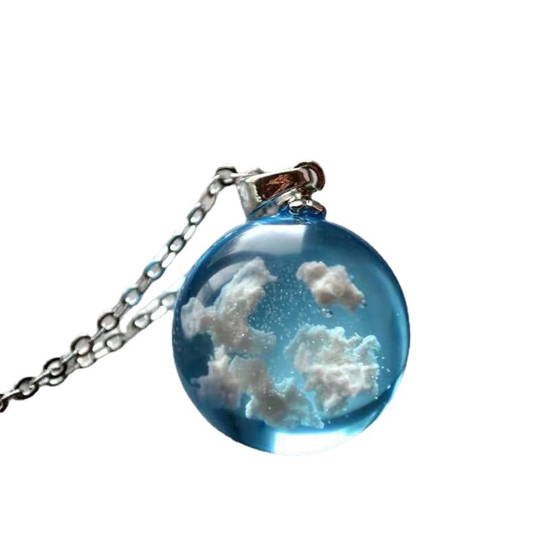 Collar creativo con colgante de resina esférica transparente de cielo azul y nubes blancas al por mayor