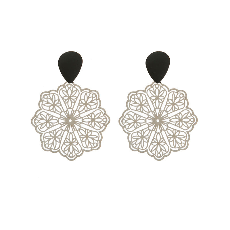 Pendientes de metal de color de mariposa hueca de contraste al por mayor