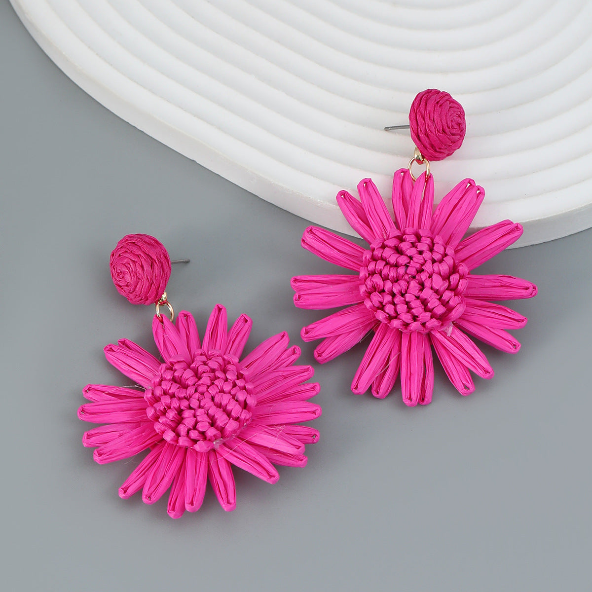 Pendientes de rafia de flores tejidas al por mayor