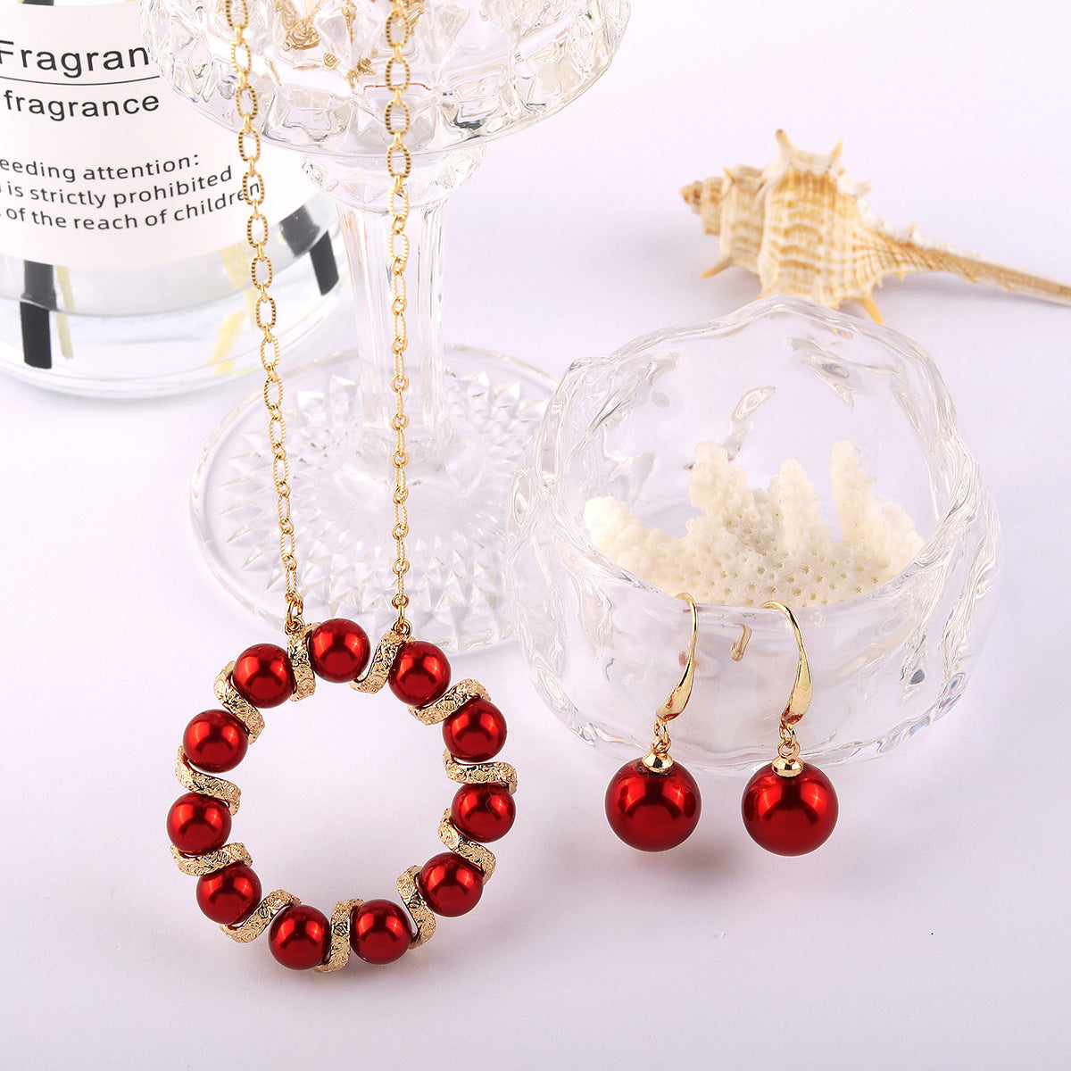 Conjunto de joyería de aretes de cobre con corona de círculo de perlas al por mayor