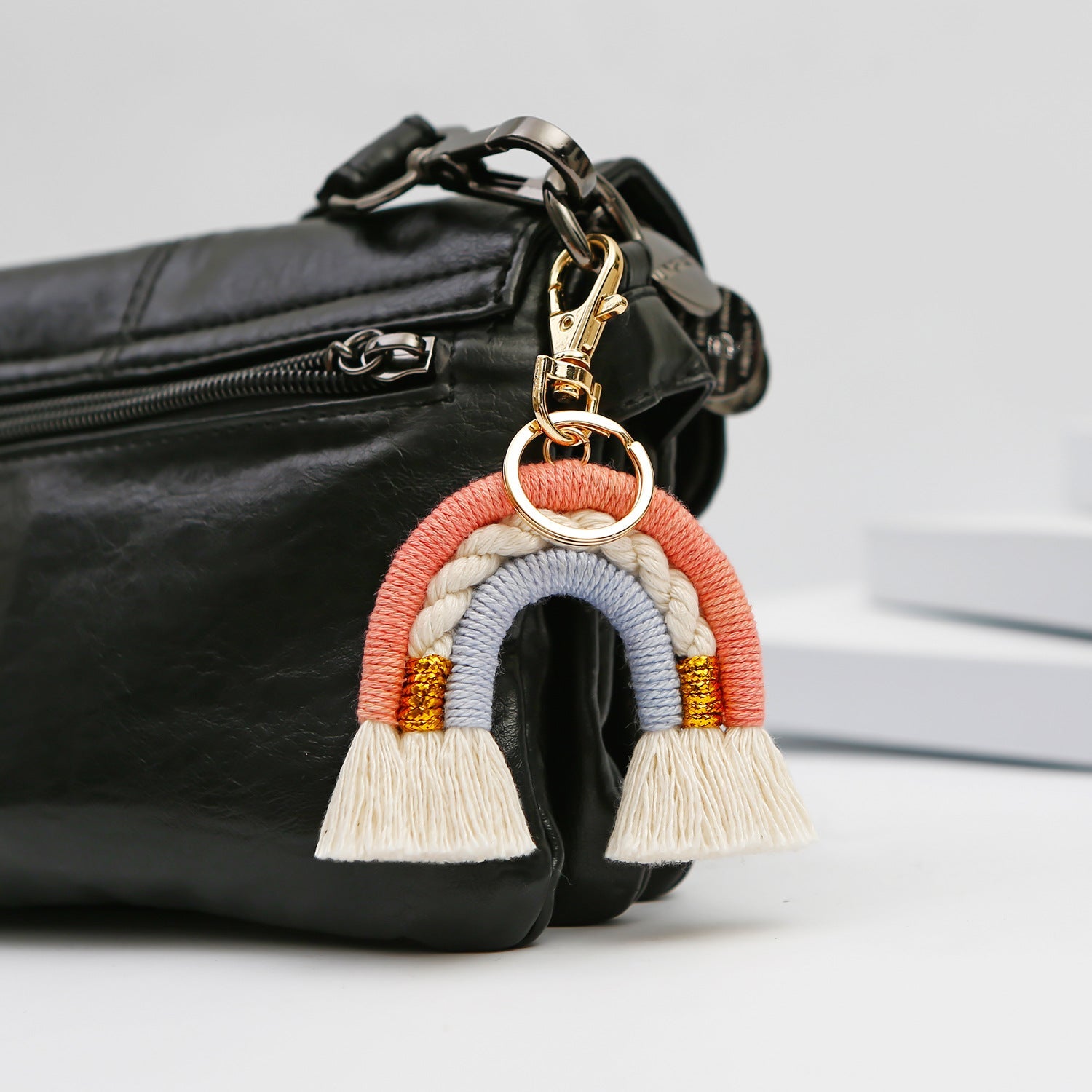 Colgante de llavero tejido a mano personalizado con arcoíris al por mayor