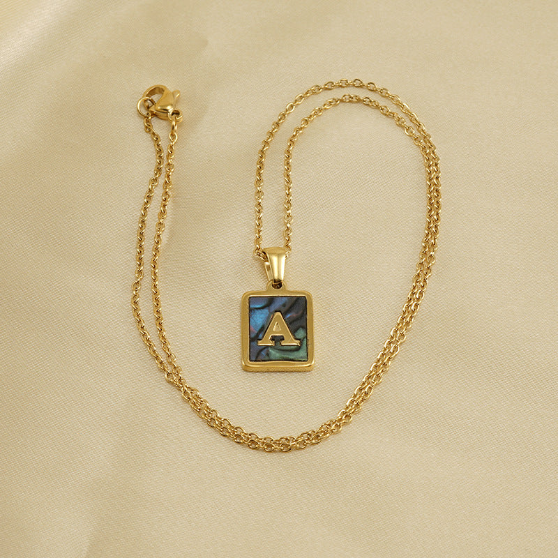 Collar de oro de 18 quilates con alfabeto de concha de acero titanio al por mayor