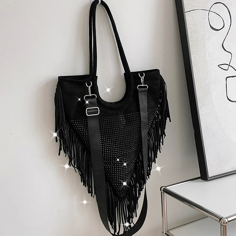 Venta al por mayor Bolso de hombro con múltiples remaches y borlas de PU