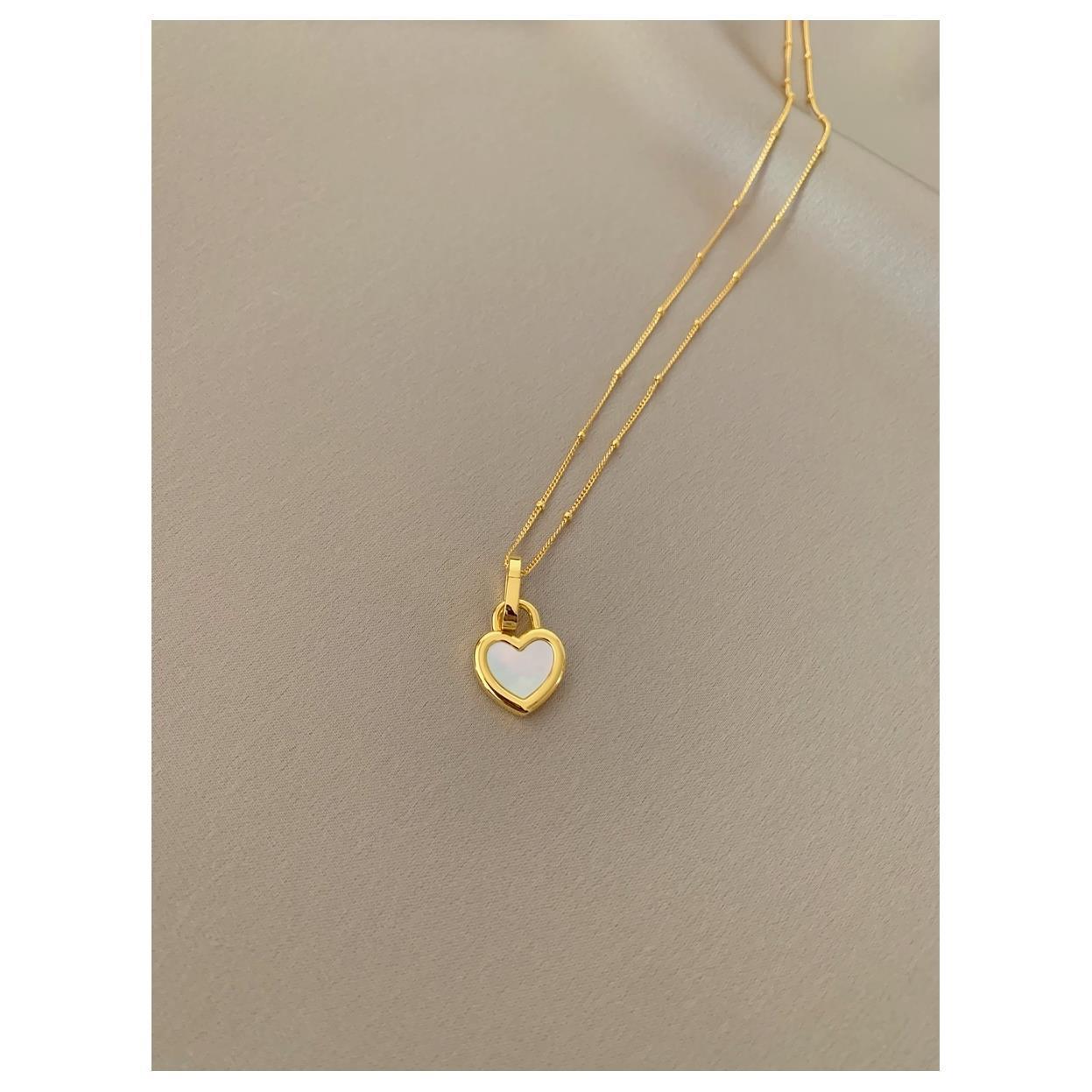 Wholesale Gold-plated Black and White Mother-of-pearl Heart-shaped Alloy Necklace