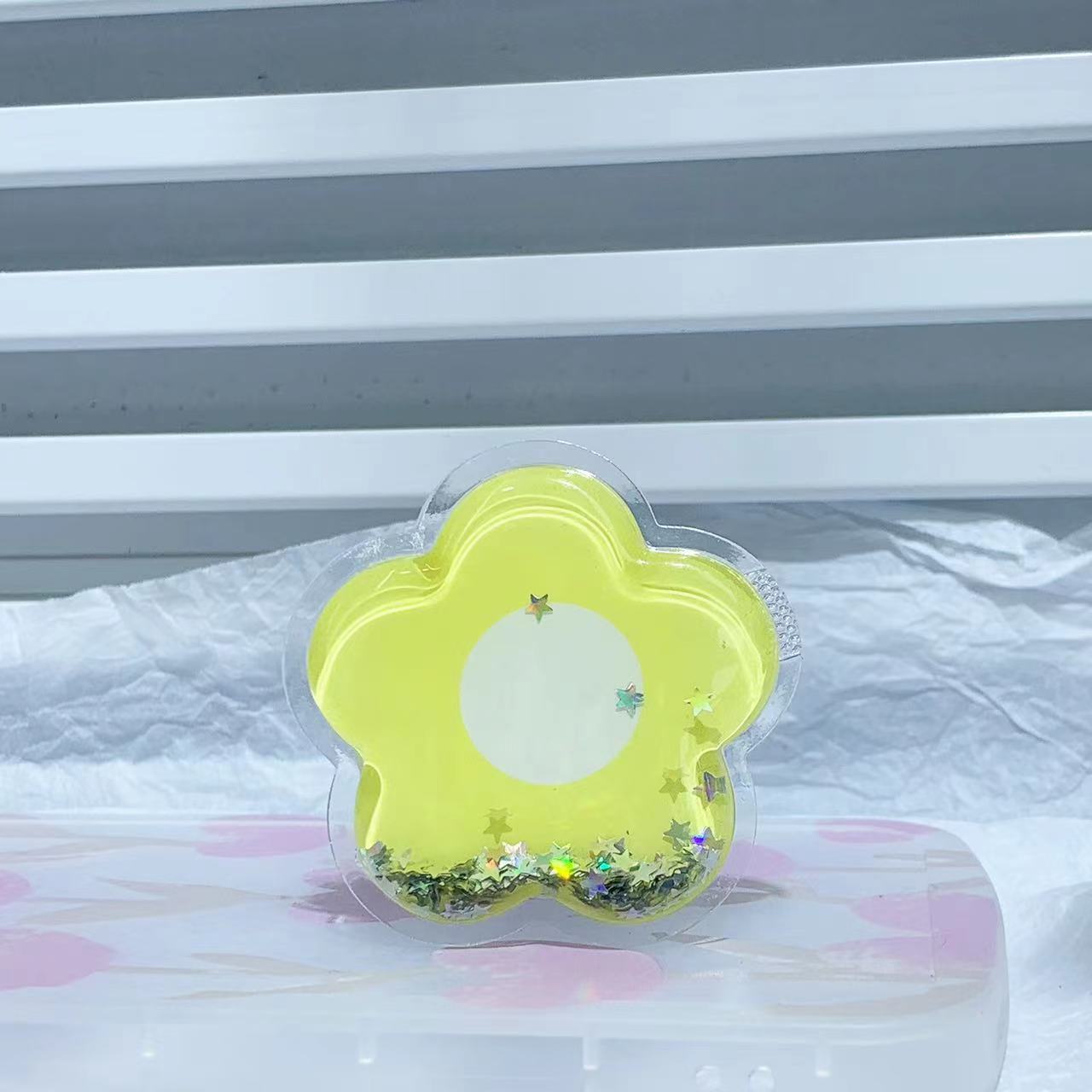 Wholesale Epoxy Quicksand Flower Telescopic Lazy Mobile Phone Holder