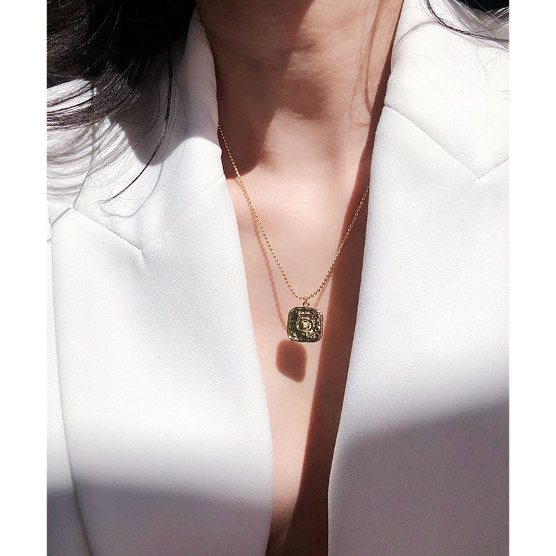 Venta al por mayor de cobre tridimensional en relieve figura disco colgante suéter collar