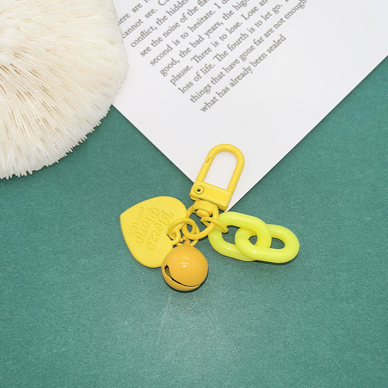 Venta al por mayor Llaveros de acrílico de campana pequeña de corazón de color caramelo