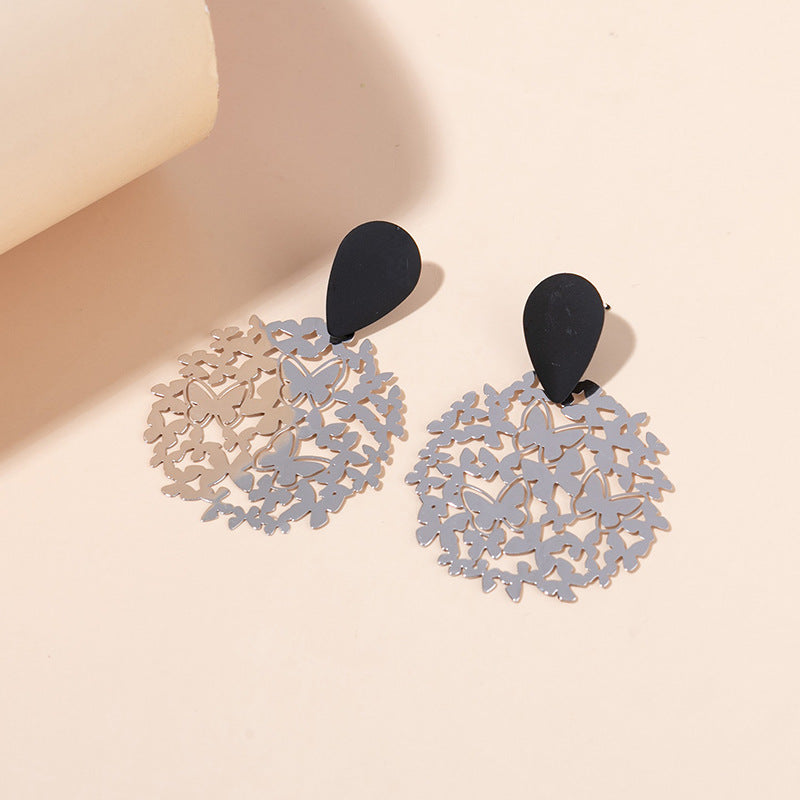 Pendientes de metal de color de mariposa hueca de contraste al por mayor