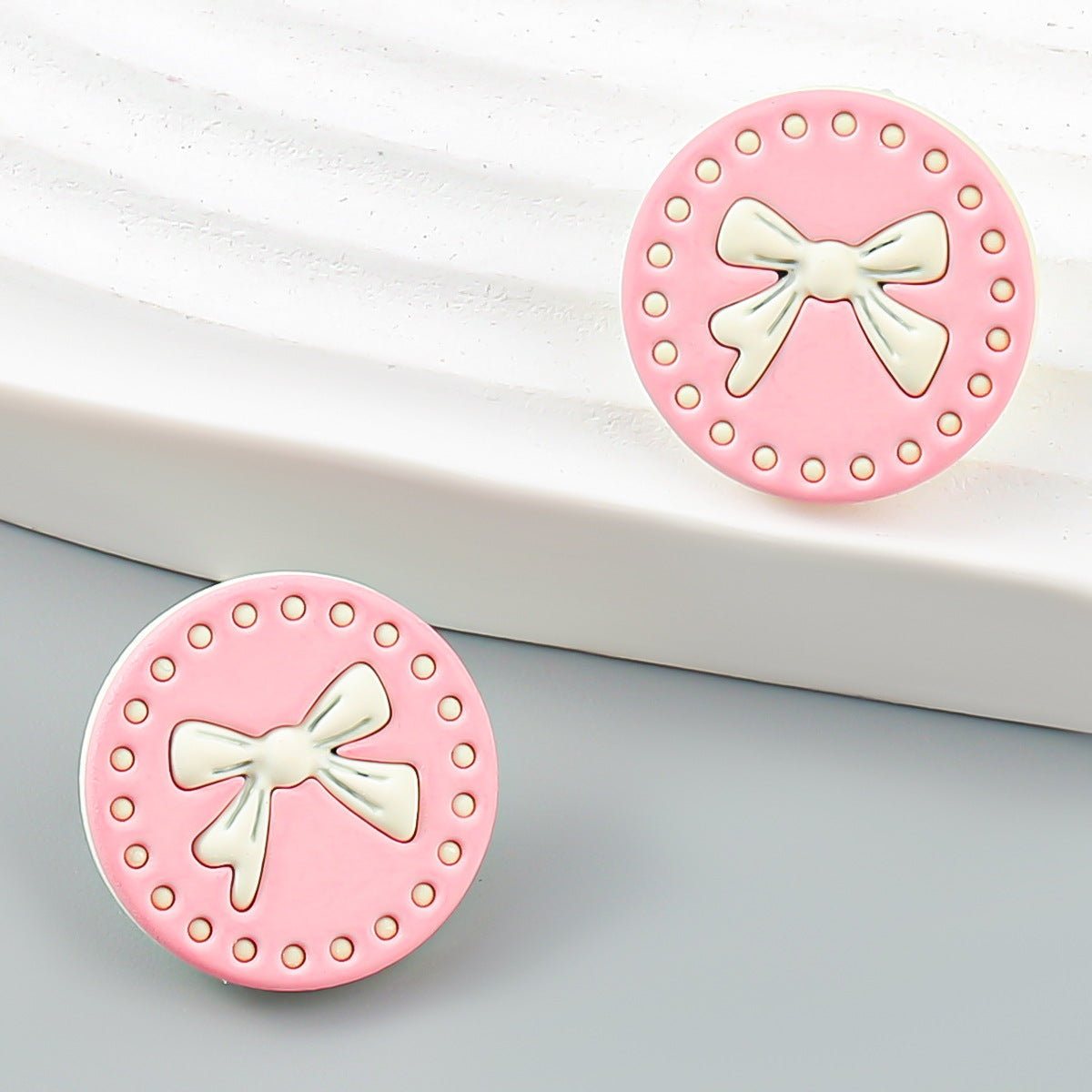 Pendientes de aleación de arco pintados con spray redondos al por mayor