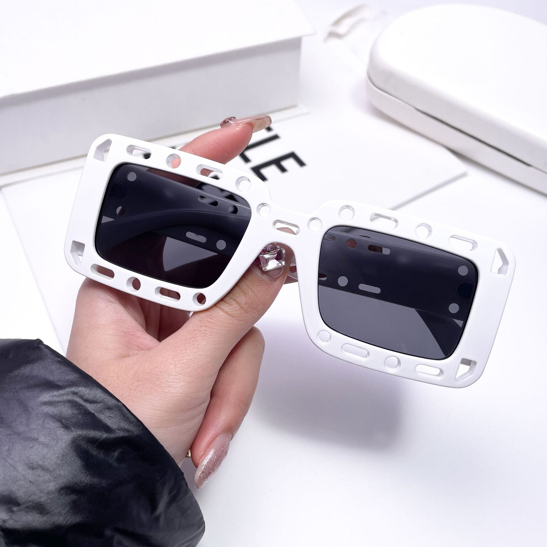 Venta al por mayor PC Square Hollowed -out Pornography Gafas de sol para hombres y mujeres iguales