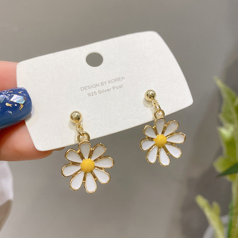 Aretes Pequeños De Aleación De Flor De Margarita al por mayor
