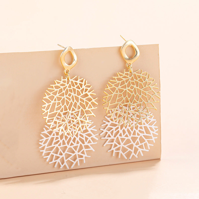 Pendientes de metal de color de mariposa hueca de contraste al por mayor