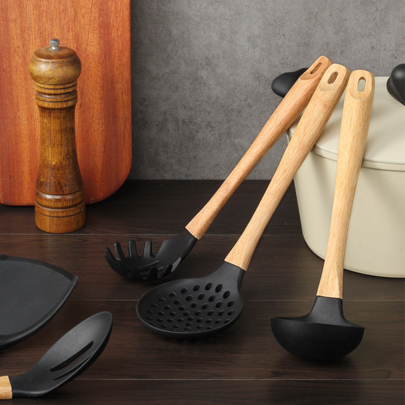 Juego de cinco piezas de cuchara de sopa de silicona con mango de madera al por mayor