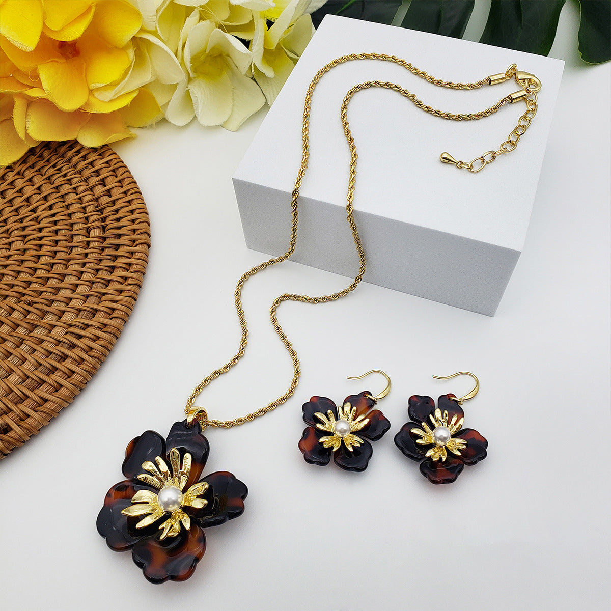 Conjunto de joyería de aretes de perlas con incrustaciones de flores grandes de acrílico al por mayor