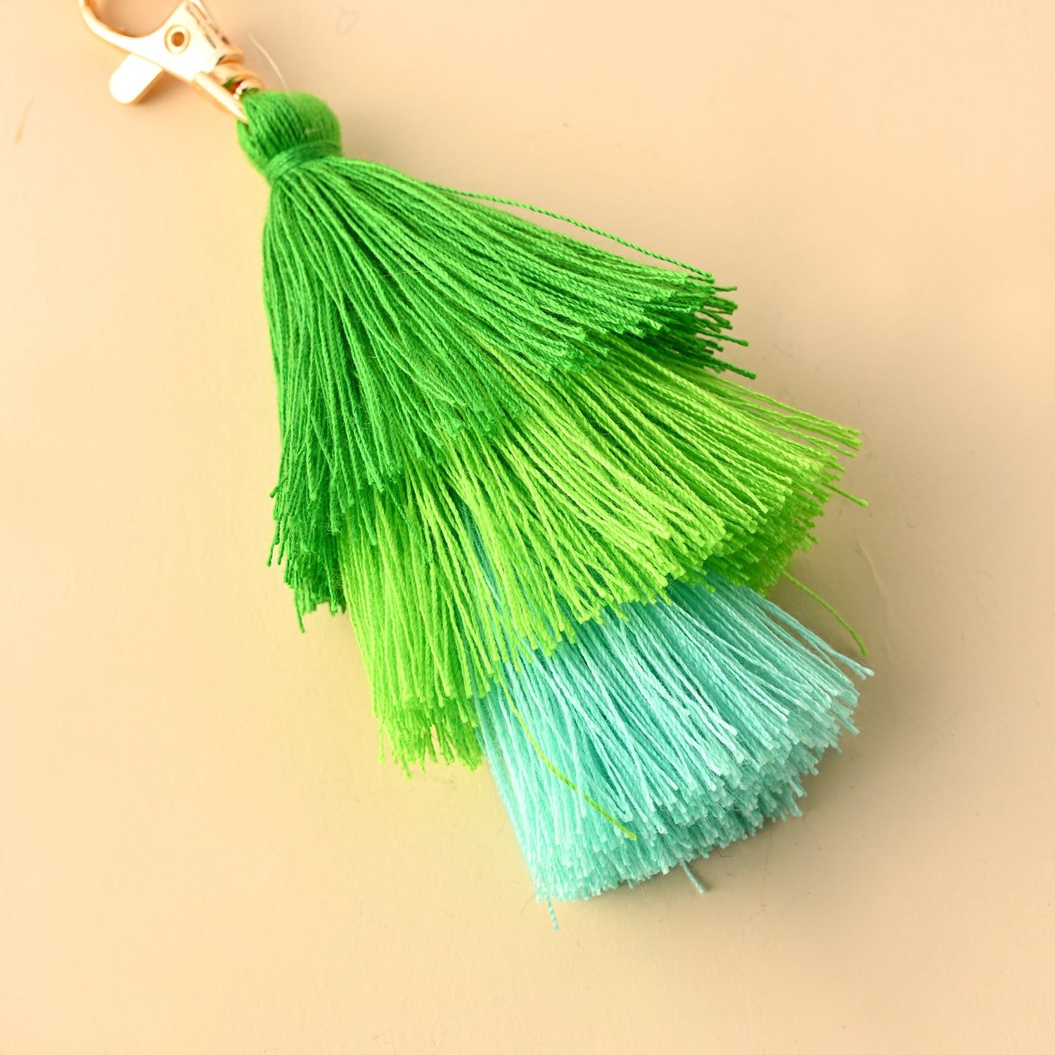 Venta al por mayor Llavero de muñeca de silicona con borla de algodón