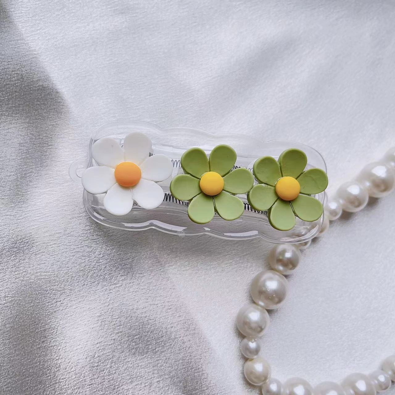 Wholesale Plastic Scallop Flower Back Clip Phone Holder