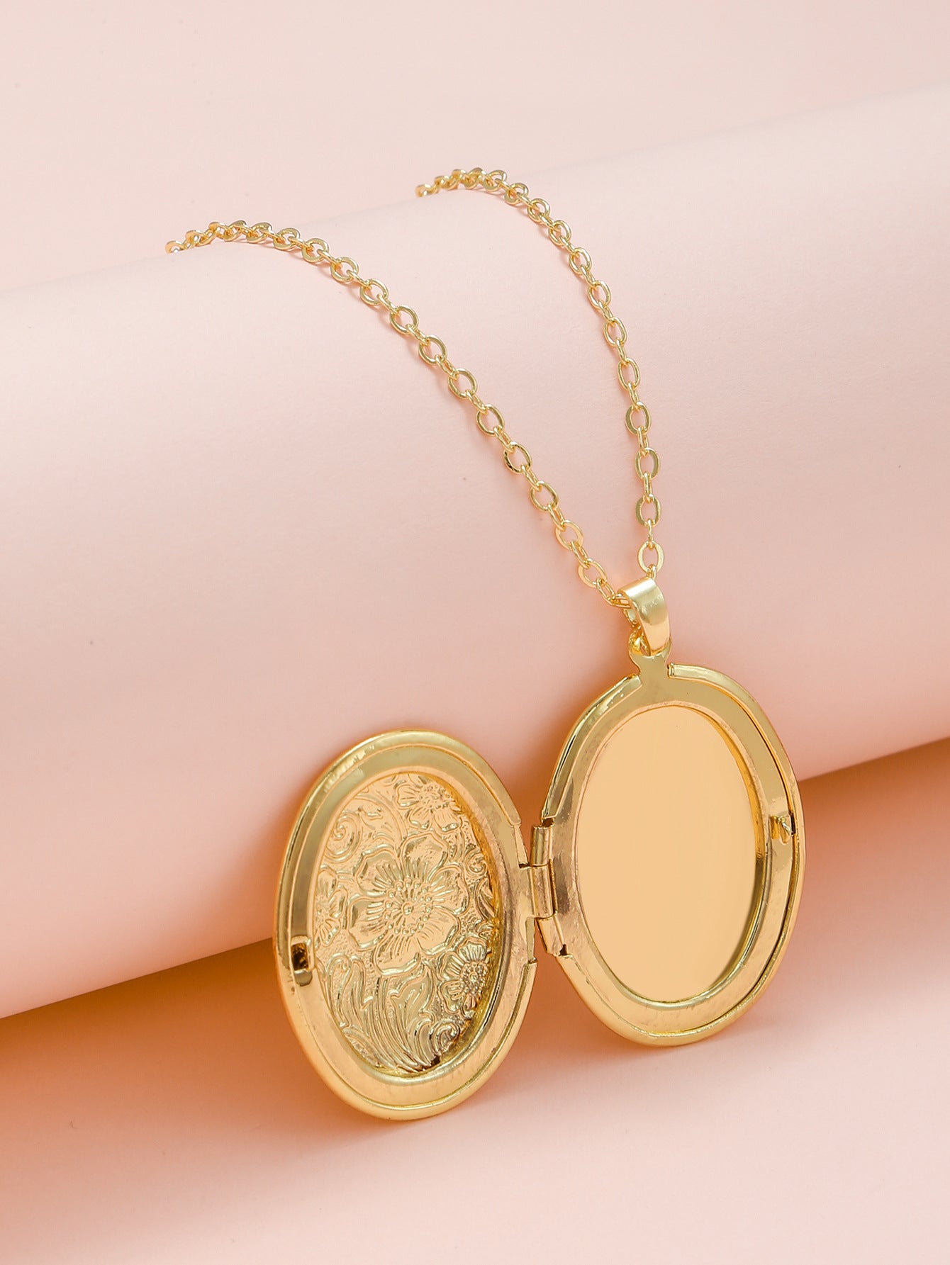 Venta al por mayor Collares de latón con colgante abierto grabado ovalado