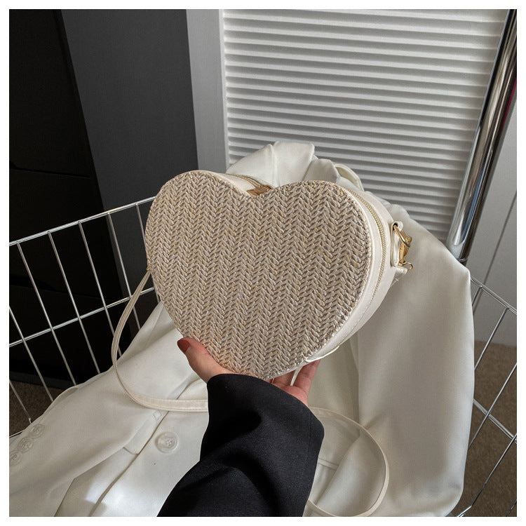 Bolsos de hombro tejidos de hierba lindos en forma de corazón al por mayor