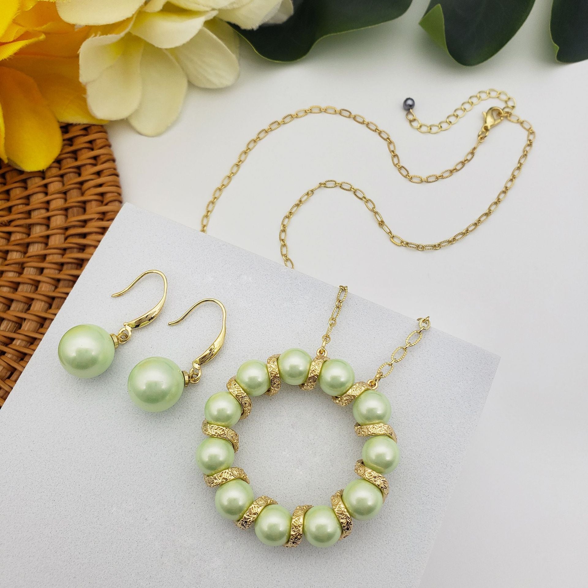 Conjunto de joyería de aretes de cobre con corona de círculo de perlas al por mayor