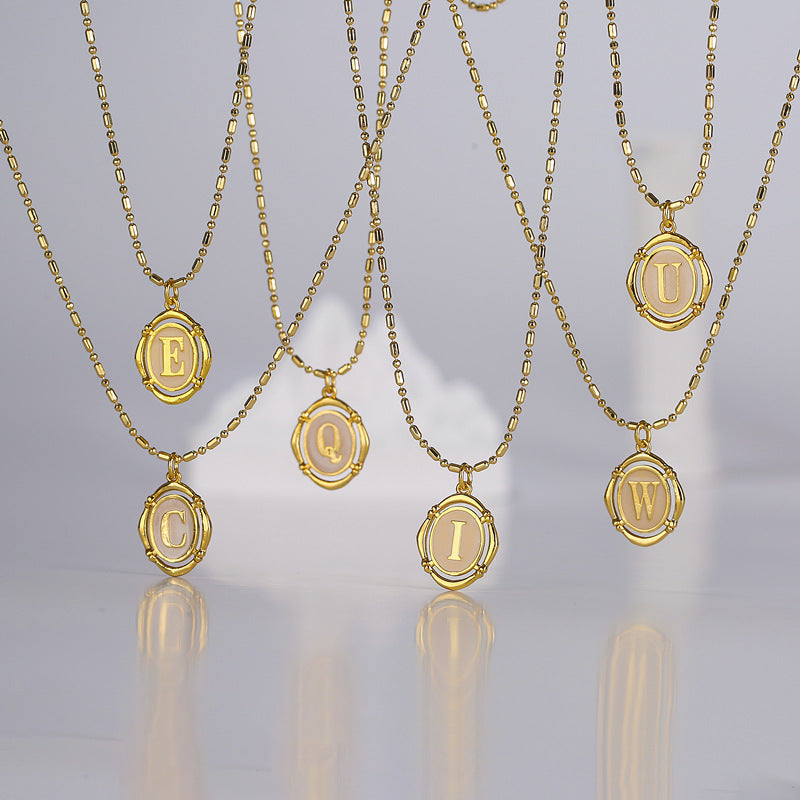 Venta al por mayor Cobre chapado en oro 26 collar con colgante de alfabeto inglés