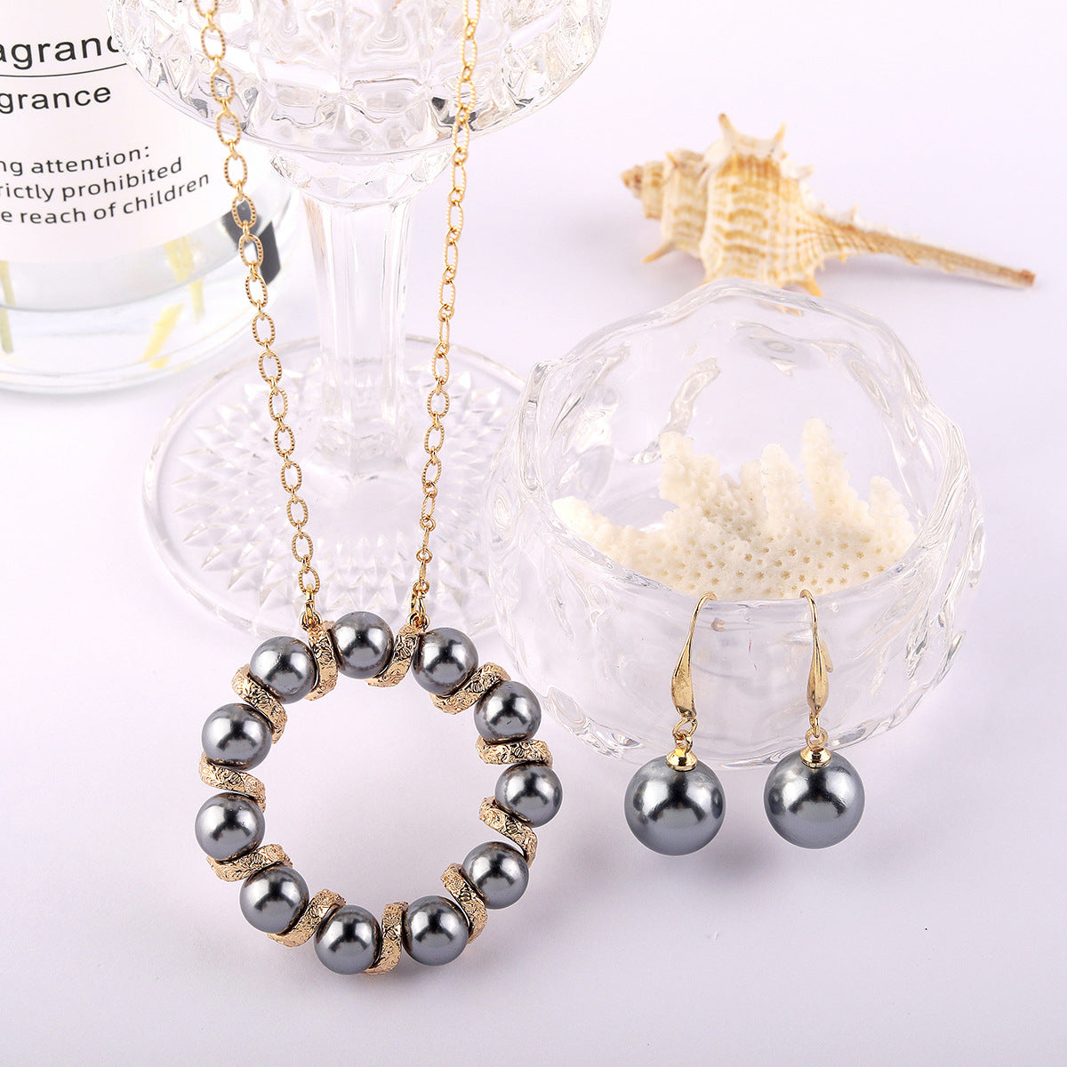 Conjunto de joyería de aretes de cobre con corona de círculo de perlas al por mayor