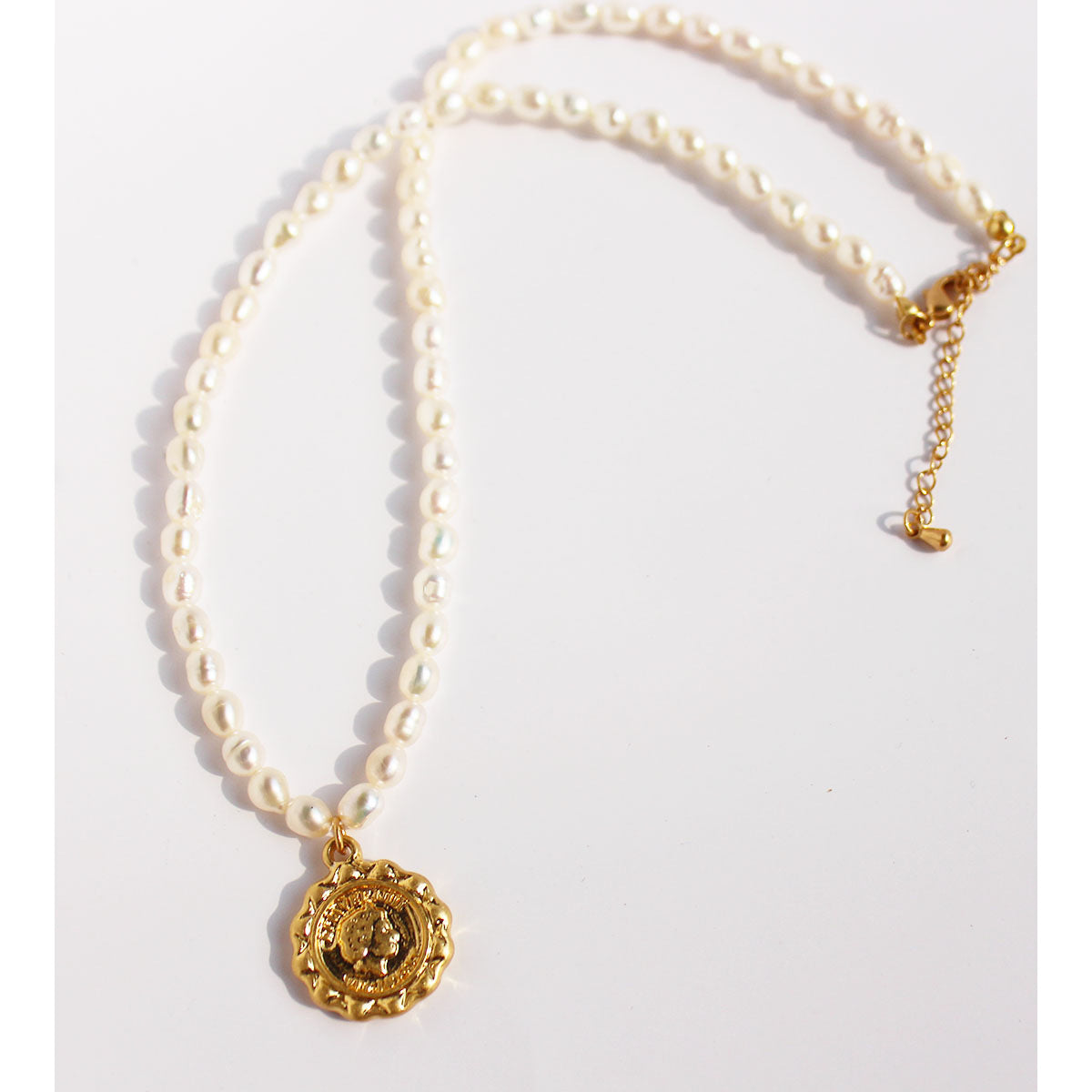 Wholesale Retro Avatar Round Card Pendant Little Angel Wings Pearl Necklace