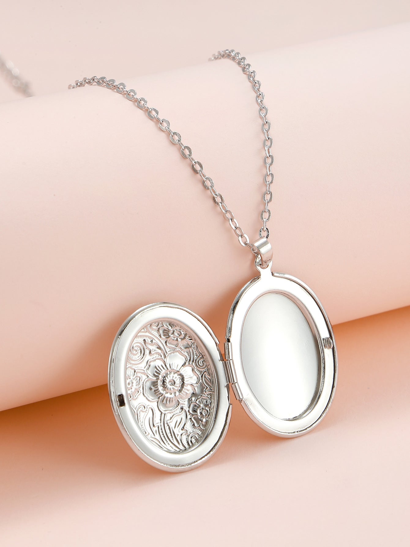 Venta al por mayor Collares de latón con colgante abierto grabado ovalado