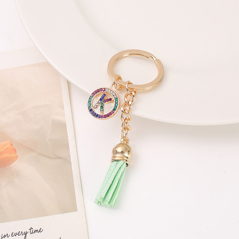 Venta al por mayor Llavero del alfabeto inglés de la borla de la aleación del cinc