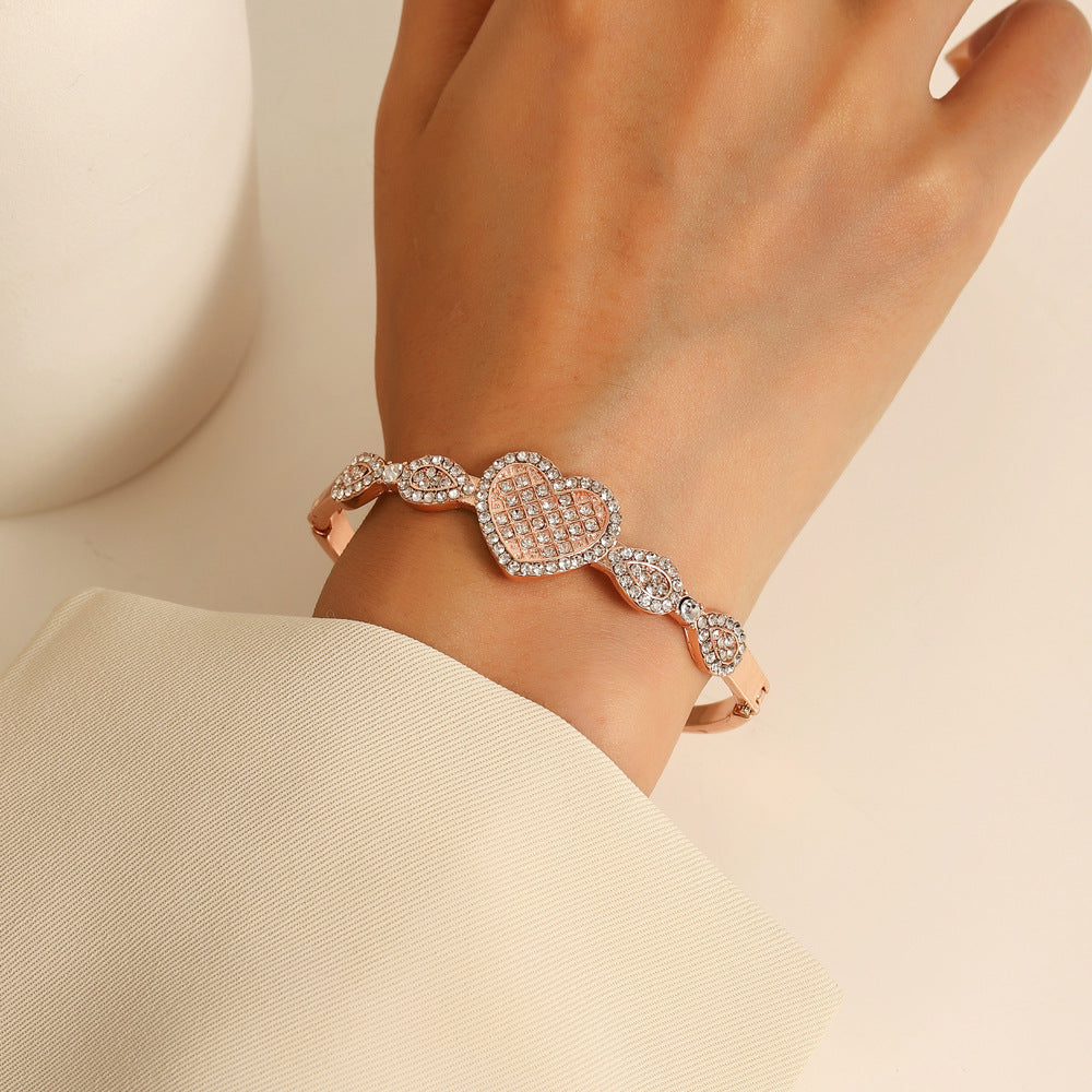 Pulsera De Aleación De Flor De Corazón Hueco al por mayor