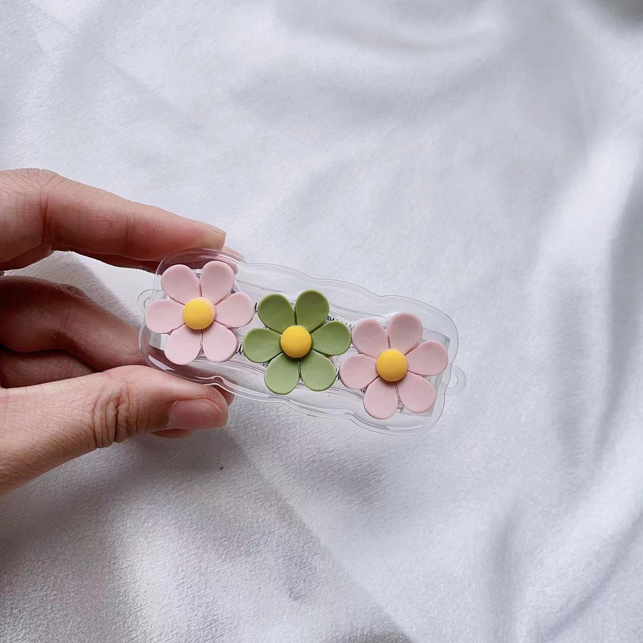 Wholesale Plastic Scallop Flower Back Clip Phone Holder