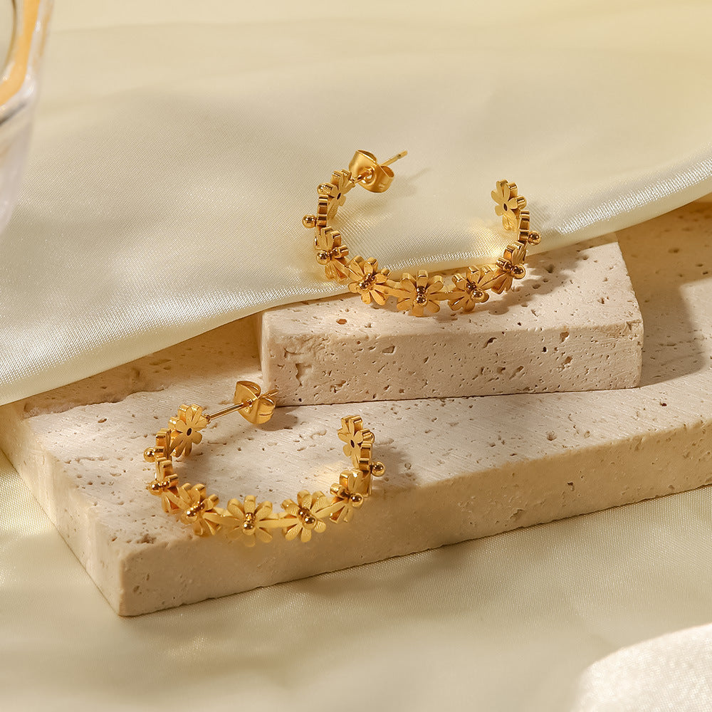 Venta al por mayor Pendientes de acero de titanio chapado en oro de 18 quilates de flores de primavera