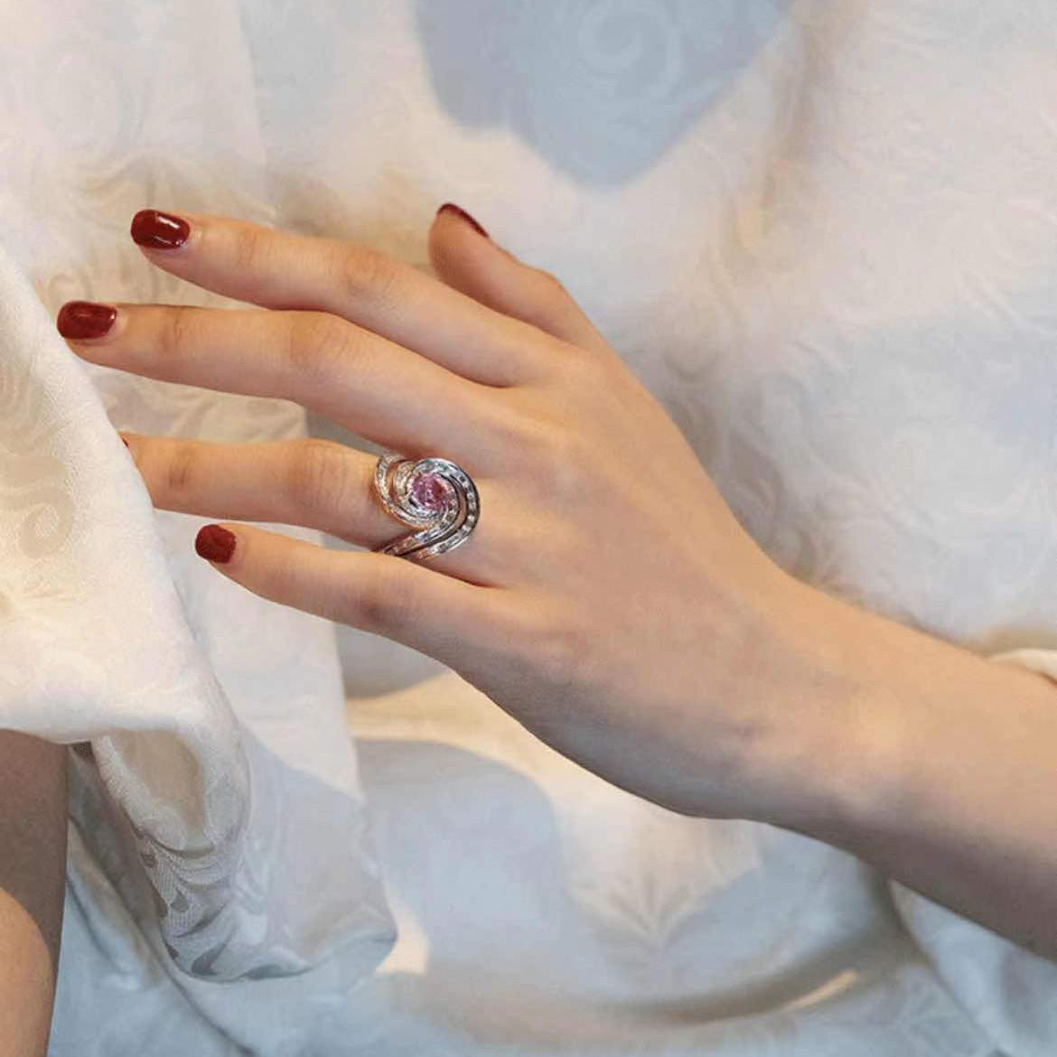 Venta al por mayor Anillos de cobre chapados en rodio con rotación de circonio