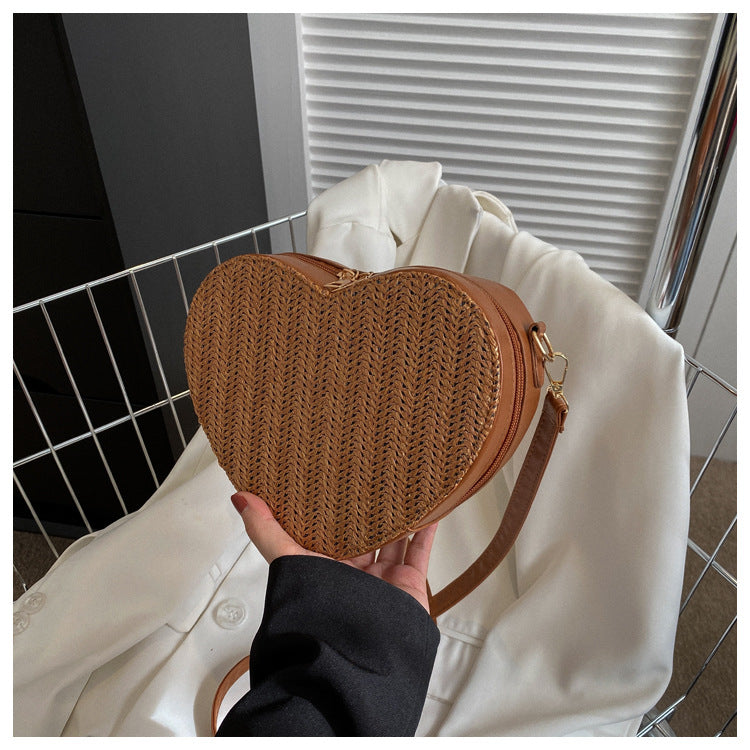 Bolsos de hombro tejidos de hierba lindos en forma de corazón al por mayor
