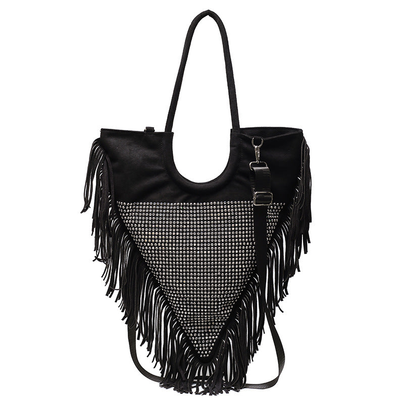 Venta al por mayor Bolso de hombro con múltiples remaches y borlas de PU